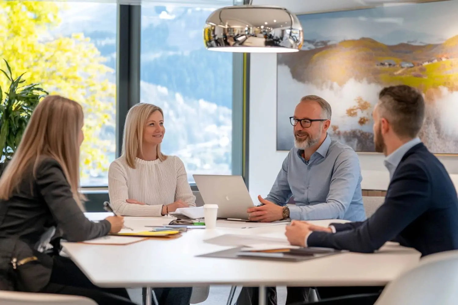 Fotorealistische Aufnahme eines Teams von Steuerexperten in einem modernen, hellen Büro in Zug, Schweiz, während sie Steuerunterlagen für 2025 besprechen.